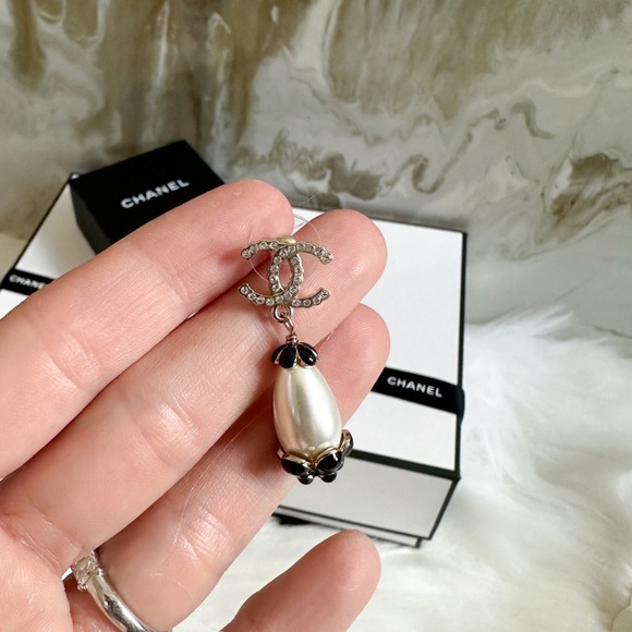 Chanel AB5694 Scallop Pearl Camelia Flower Dangle CC Crystal Drop Earrings - Picture 4 of 9
